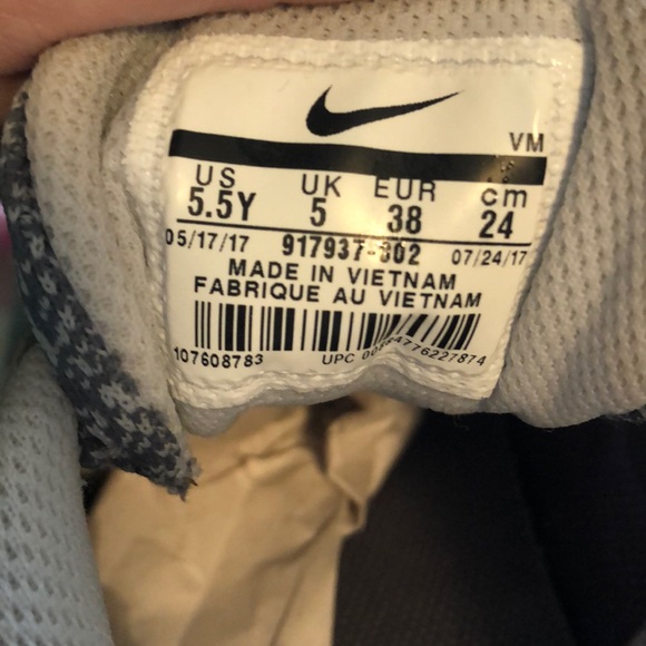 Nike youth athletic shoes size 5.5 - Picture 5 of 6